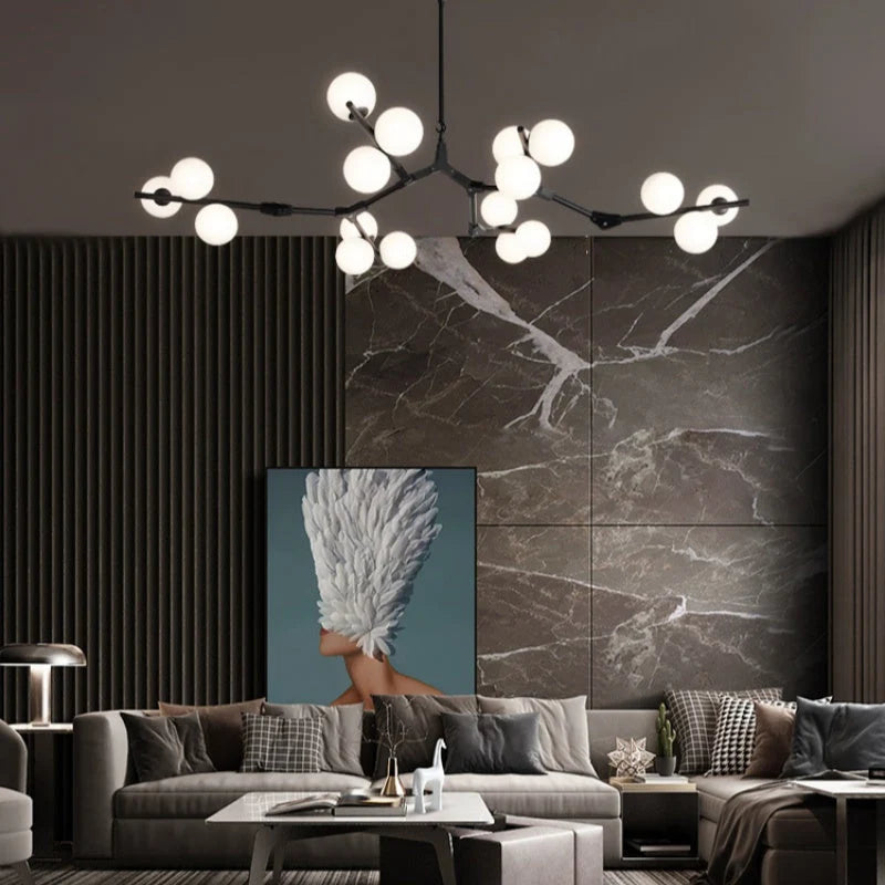 Ramure Lustre Branches à Globes Lumineux – lustre à branches devant un mur en marbre et un tableau bleu