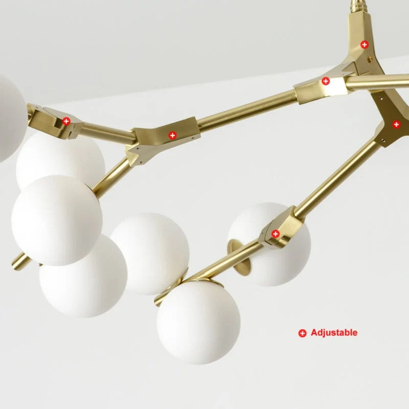 Ramure Lustre Branches à Globes Lumineux – gros plan des globes blancs et des jonctions dorées