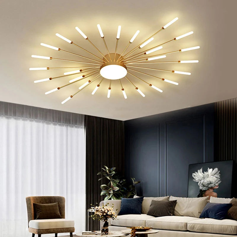 Éclat Plafonnier LED Étoilé – version dorée dans un salon aux rideaux blancs et mur sombre
