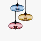 Irisa Suspension Globe en Verre Soufflé, 9 Teintes – trois suspensions rose, ambrée et bleue sur fond blanc