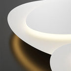 Nuage Plafonnier LED Organique – gros plan d'une courbe blanche sur fond sombre