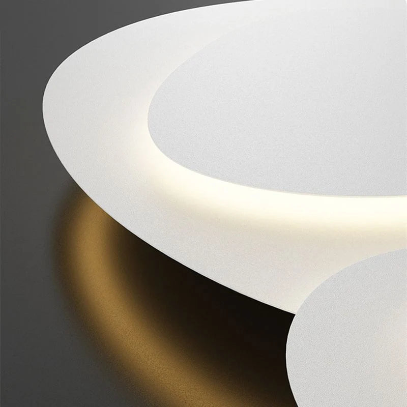 Nuage Plafonnier LED Organique – gros plan d'une courbe blanche sur fond sombre