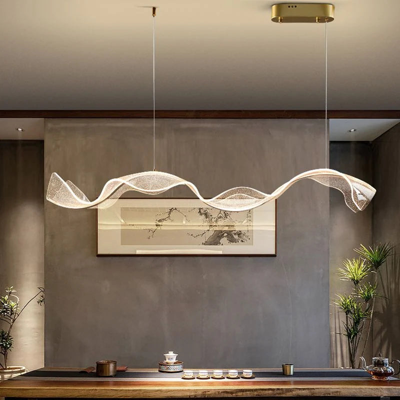 Onde Suspension LED Linéaire en Aluminium – ruban ondulé au-dessus d'une console, mur gris