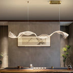 Onde Suspension LED Linéaire en Aluminium – ruban ondulé au-dessus d'une console, mur gris