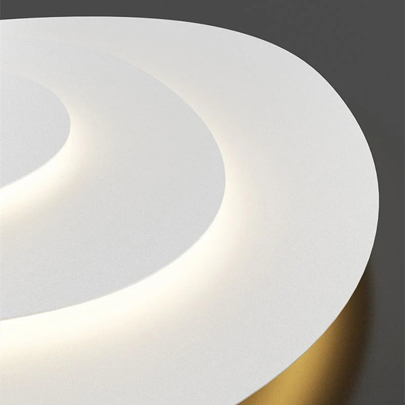 Nuage Plafonnier LED Organique – gros plan de la forme incurvée et de sa lumière chaude