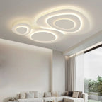 Nuage Plafonnier LED Organique – dans une pièce lumineuse avec fenêtre sur les arbres