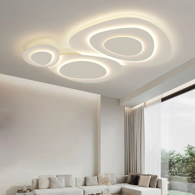 Nuage Plafonnier LED Organique – dans une pièce lumineuse avec fenêtre sur les arbres