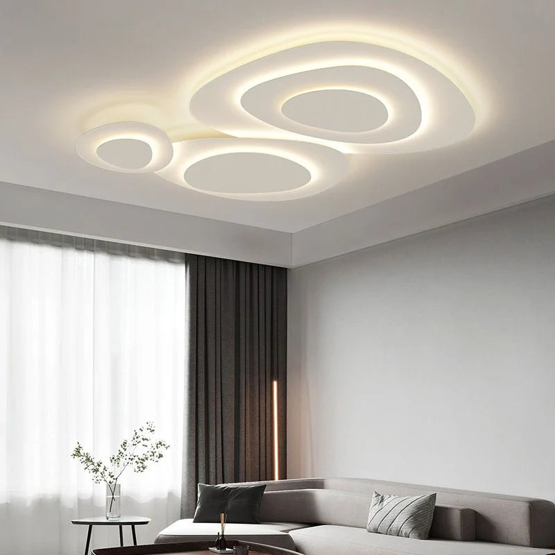 Nuage Plafonnier LED Organique – plafonnier allumé dans un salon aux rideaux gris