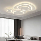 Nuage Plafonnier LED Organique – plafonnier allumé dans un salon aux rideaux gris