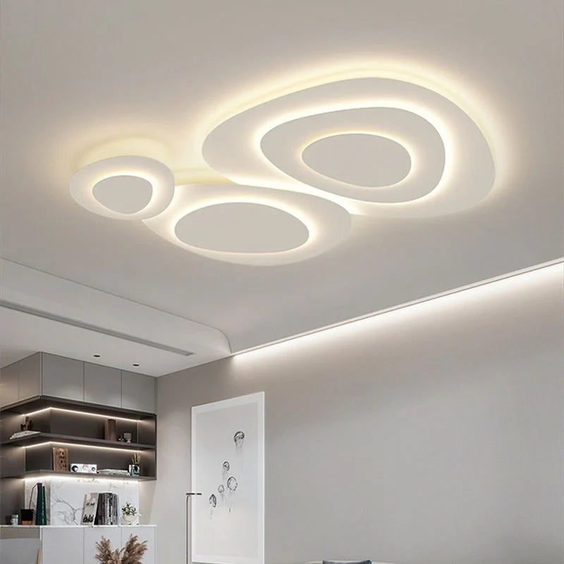 Nuage Plafonnier LED Organique – éclairage indirect dans un salon avec étagère