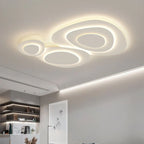 Nuage Plafonnier LED Organique – éclairage indirect dans un salon avec étagère