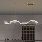 Onde Suspension LED Linéaire en Aluminium – ruban transparent ondulé au-dessus d'un meuble de rangement