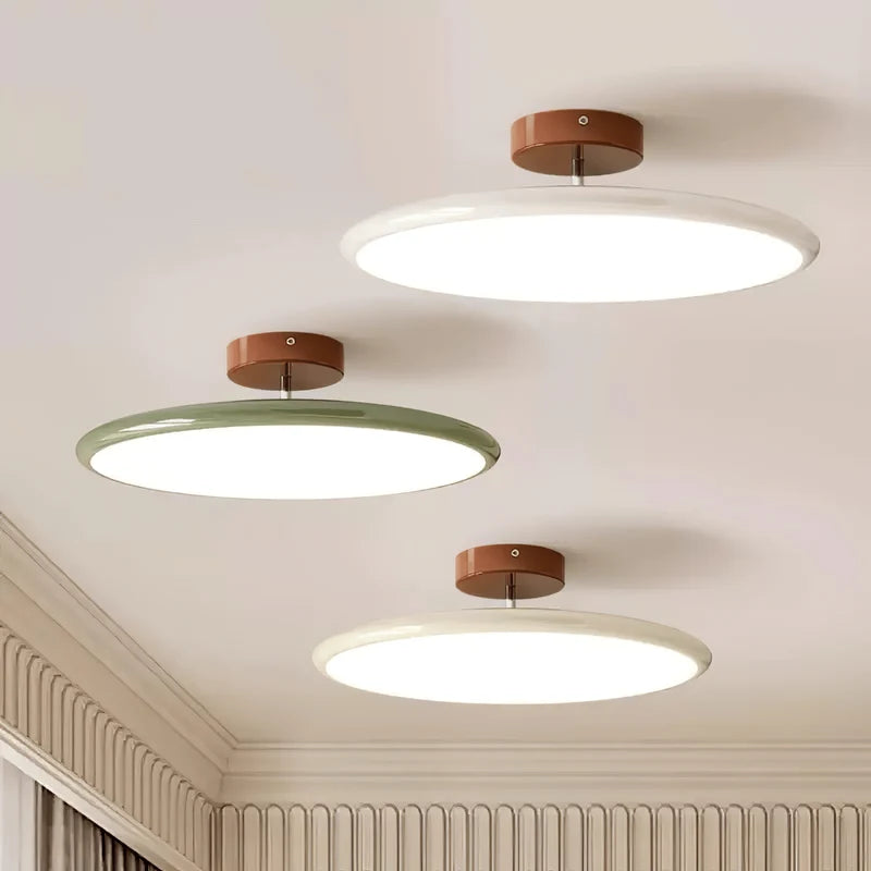 Médaillon Plafonnier LED Rond – deux plafonniers, vert et crème, dans une même pièce