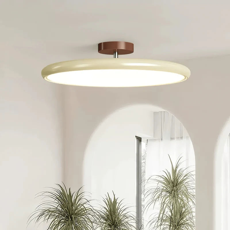 Médaillon Plafonnier LED Rond – disque crème dans une pièce avec miroir arrondi