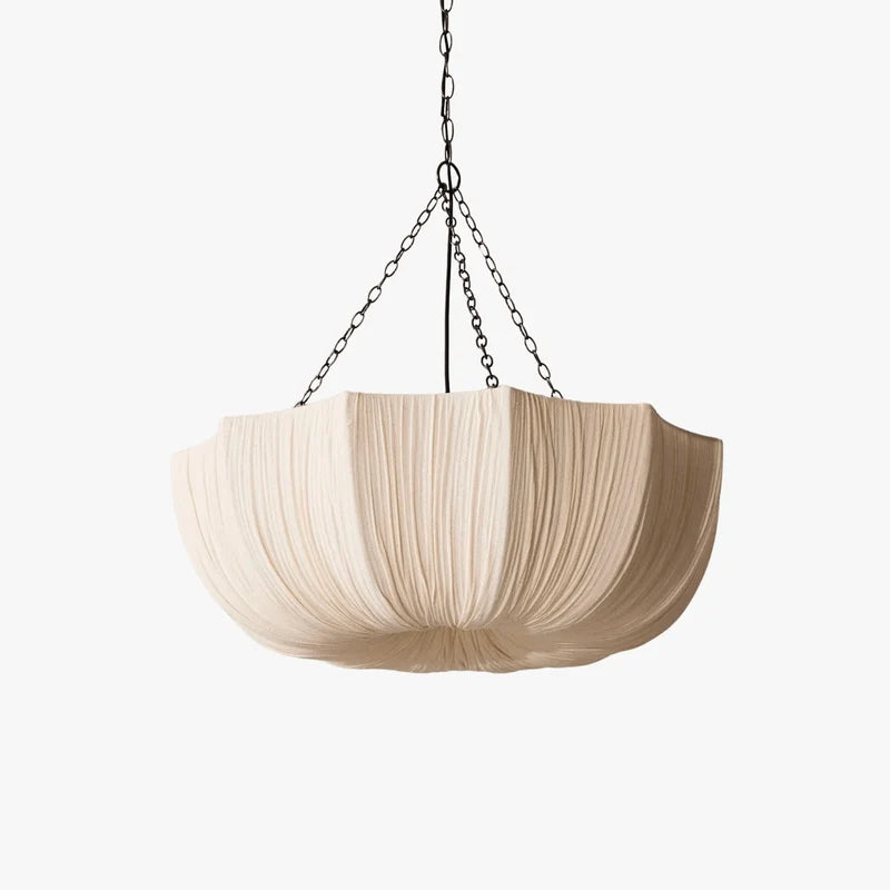 Brume Suspension en Tissu Plissé – abat-jour plissé beige suspendu à des chaînes noires, fond blanc