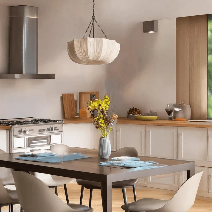 Brume Suspension en Tissu Plissé – au-dessus d'un plan de travail de cuisine avec bouquet jaune