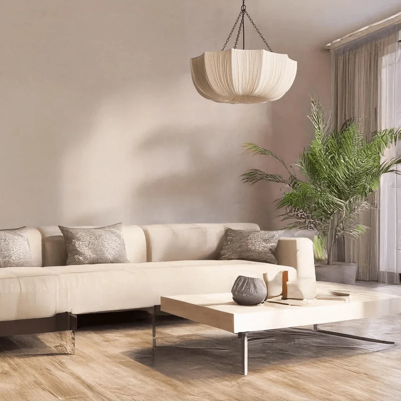 Brume Suspension en Tissu Plissé – au-dessus d'un canapé beige et d'une table basse
