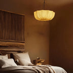 Brume Suspension en Tissu Plissé – suspension allumée dans une chambre aux tons chauds