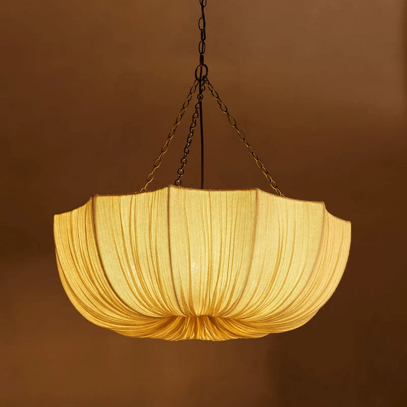 Brume Suspension en Tissu Plissé – abat-jour plissé allumé, lumière jaune chaude