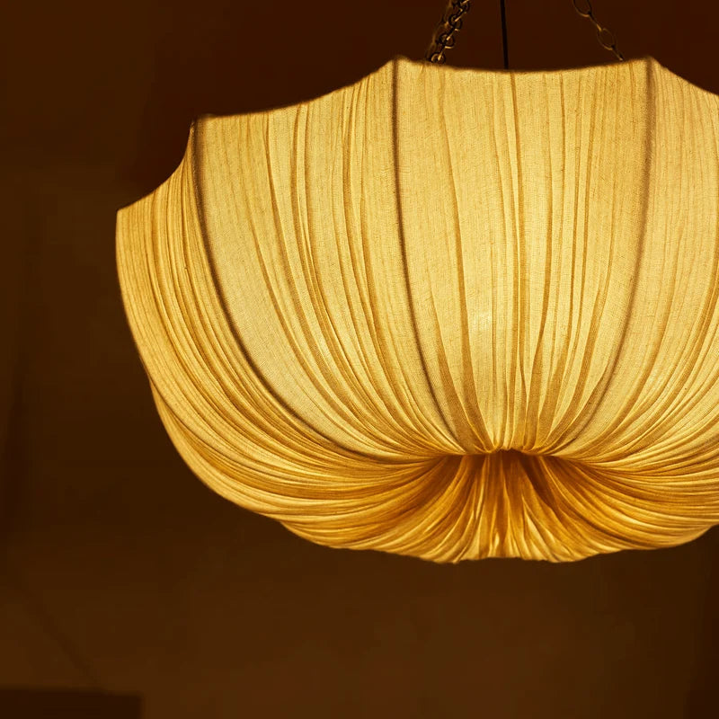 Brume Suspension en Tissu Plissé – détail du tissu plissé allumé