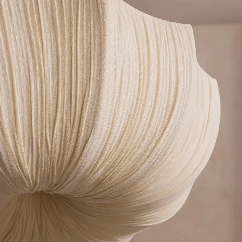 Brume Suspension en Tissu Plissé – détail du tissu plissé beige