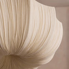 Brume Suspension en Tissu Plissé – détail du tissu plissé beige