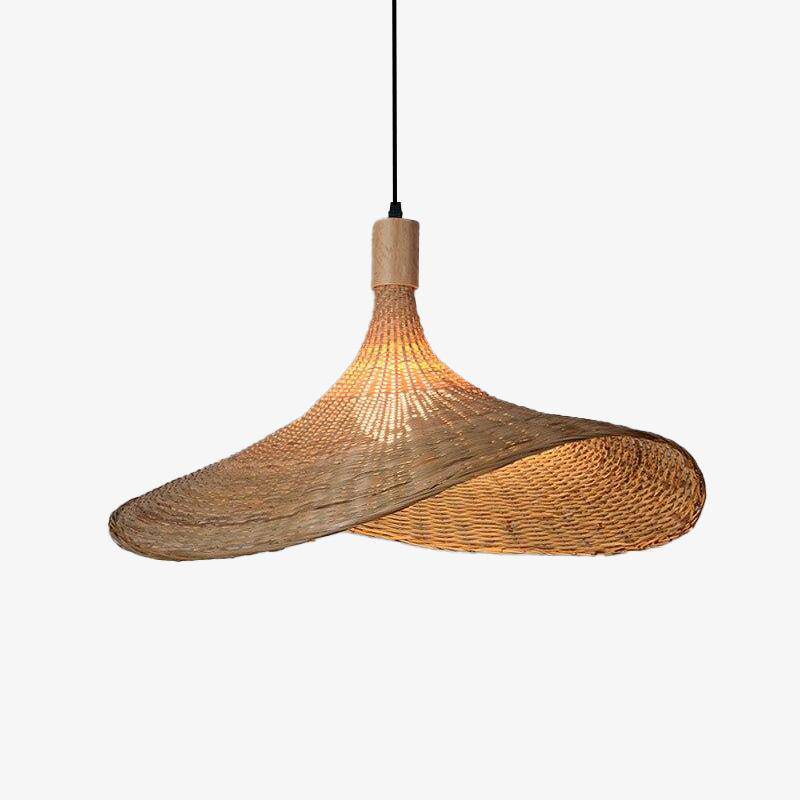 Hatira Suspension Chapeau en Bambou Tressé – abat-jour en forme de chapeau sur fond clair