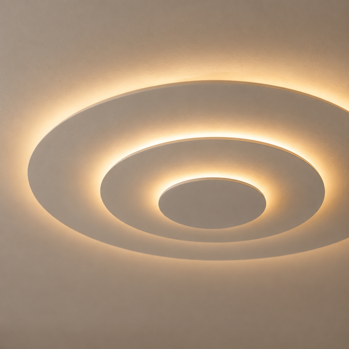 Atoll Plafonnier LED Rond Étagé – gros plan des cercles étagés et de la lumière douce