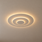 Atoll Plafonnier LED Rond Étagé – plafonnier blanc à trois cercles superposés allumé
