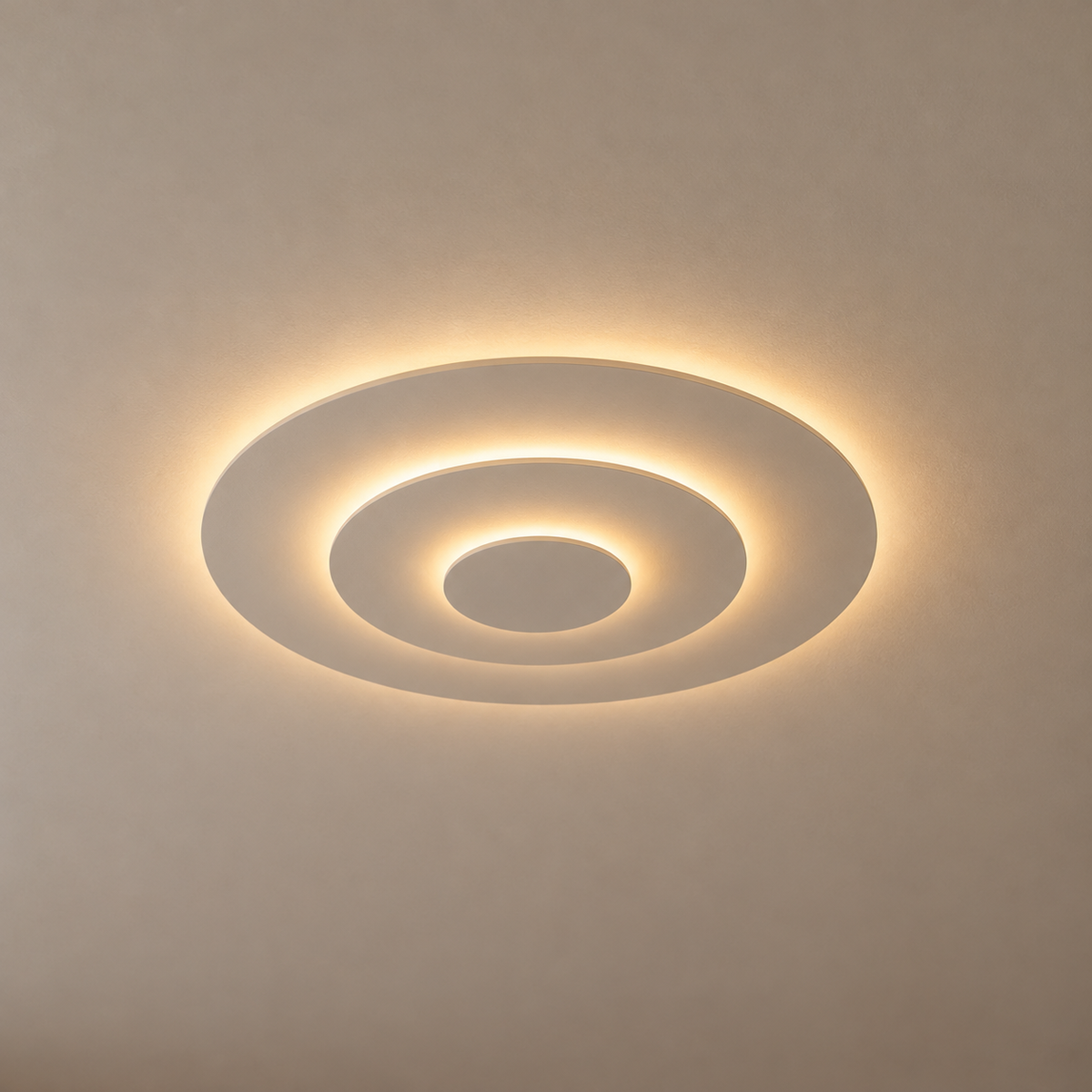 Atoll Plafonnier LED Rond Étagé – plafonnier blanc à trois cercles superposés allumé
