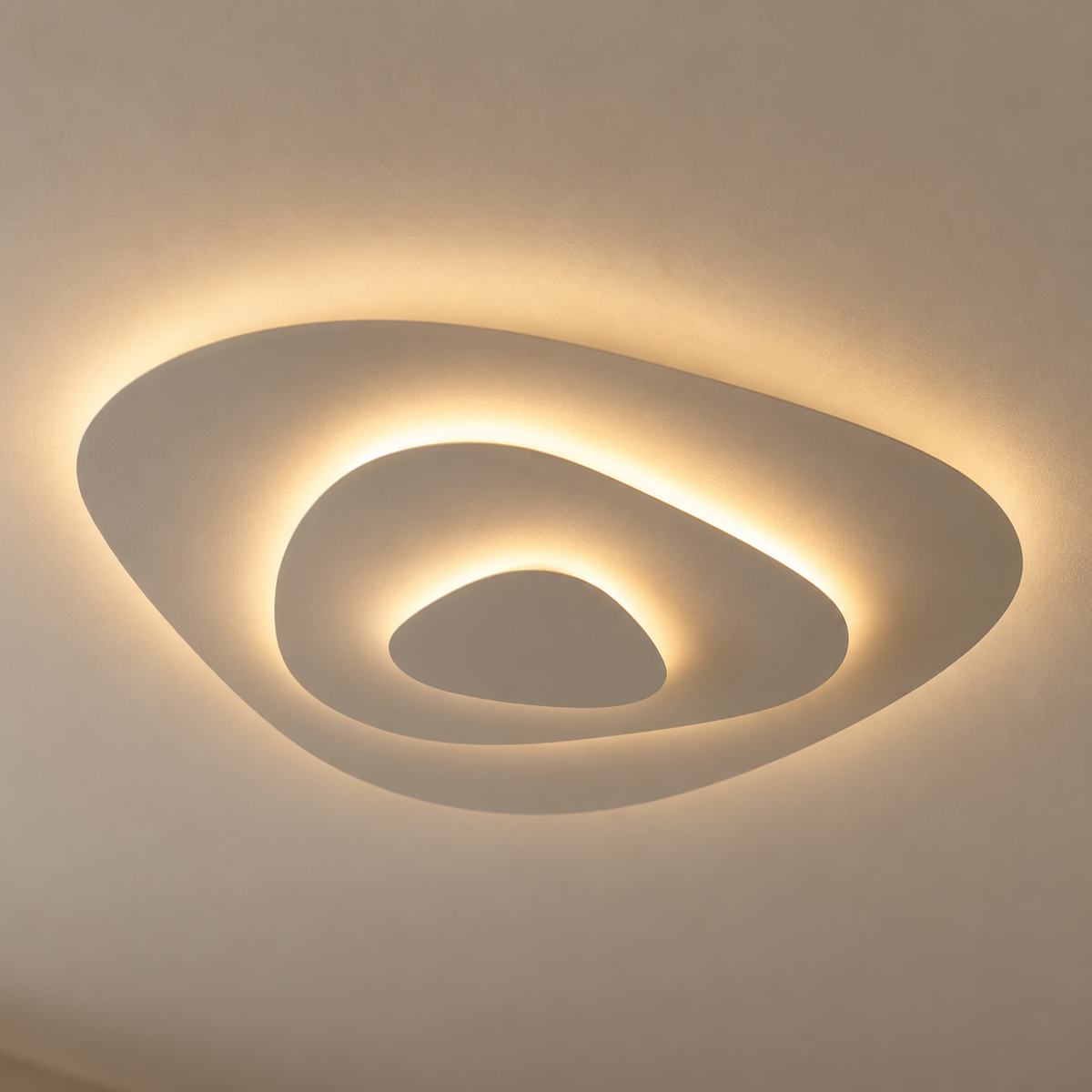 Dune Plafonnier LED Triangulaire – plafonnier blanc à trois niveaux allumé, vue de dessous