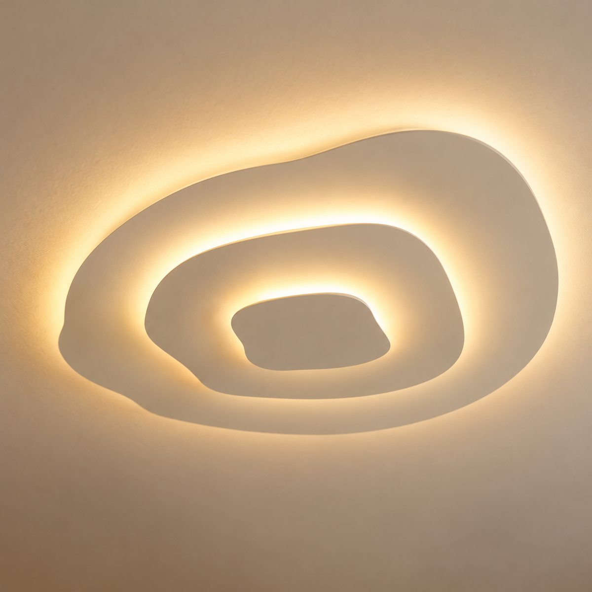 Lagune Plafonnier LED Ondulé – plafonnier blanc à contours ondulés allumé, vue de dessous