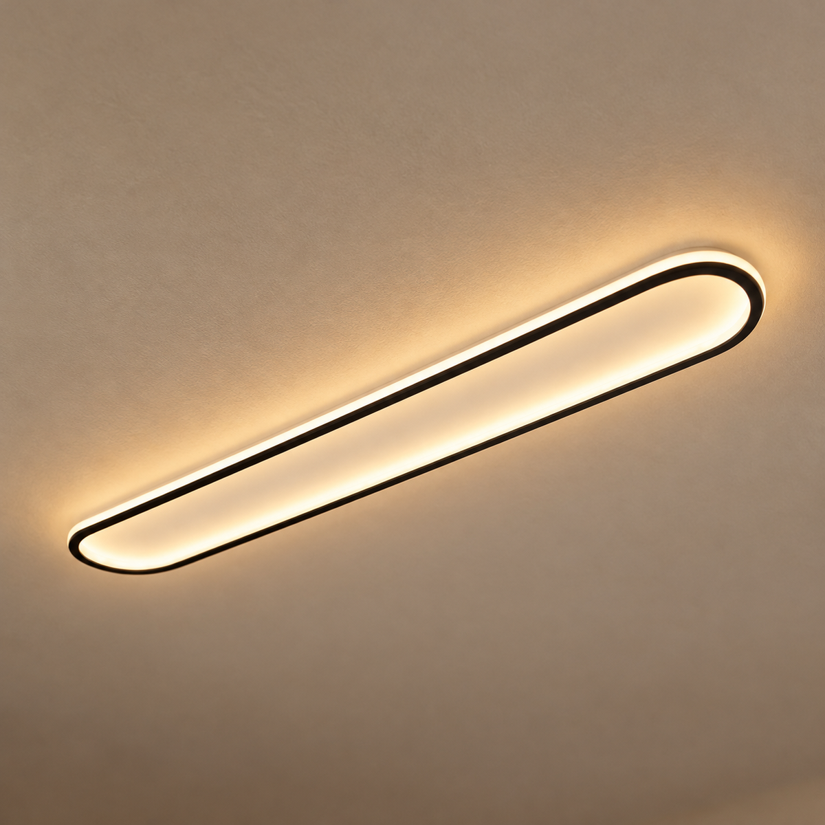 Piste Plafonnier LED Oblong – plafonnier LED oblong noir allumé, vue de dessous