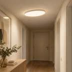 Opale Plafonnier LED Extra-Plat – dans un couloir aux tons chauds