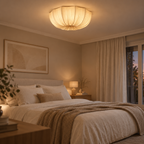 Nuée Plafonnier en Tissu Plissé – au plafond d'une chambre avec lit et rideaux