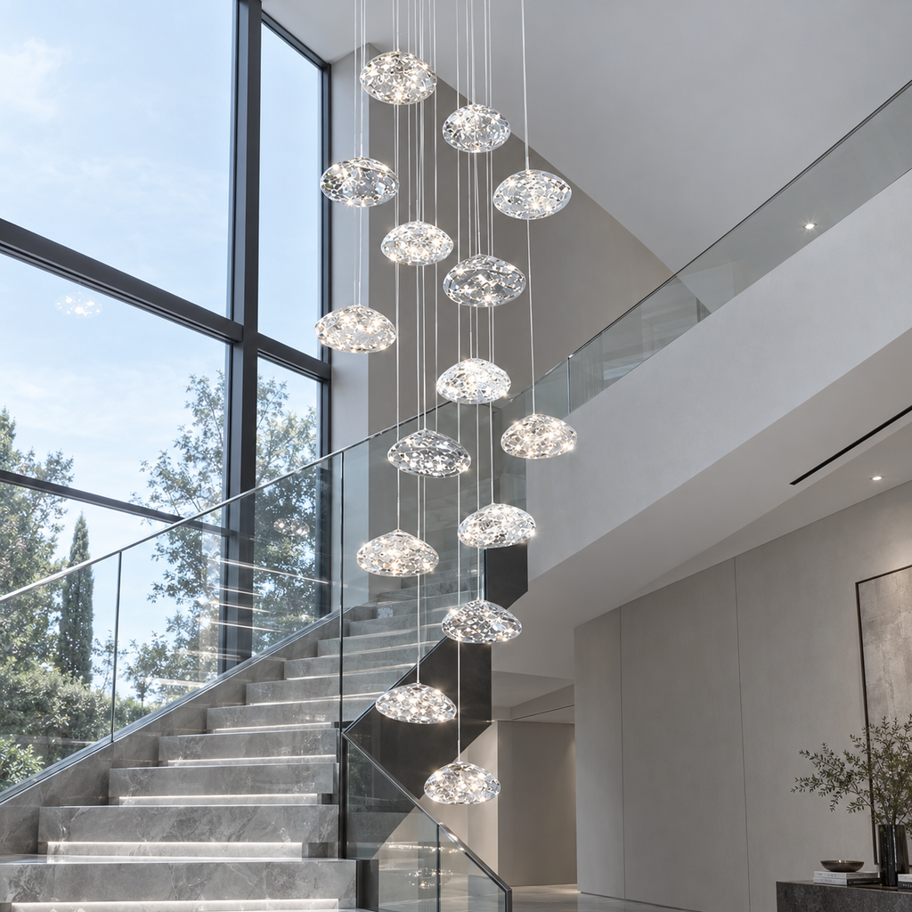 Aurore Suspension en Cristal pour Escalier – grappe de globes le long d'un escalier moderne