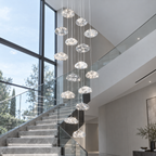 Aurore Suspension en Cristal pour Escalier – grappe de globes le long d'un escalier moderne