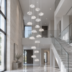 Aurore Suspension en Cristal pour Escalier – dans une double hauteur avec balustrade en verre