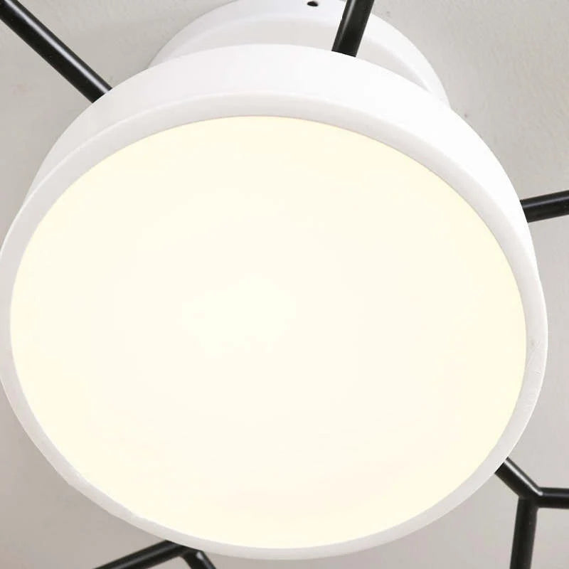 Orbes Plafonnier LED en Métal – gros plan du disque LED blanc allumé