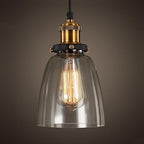 Calia Suspension Cloche en Verre, Douille Laiton – gros plan de la cloche en verre et de l'ampoule à filament