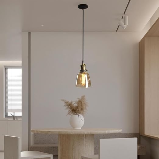 Calia Suspension Cloche en Verre, Douille Laiton – suspension ambrée dans un couloir beige avec fleurs séchées