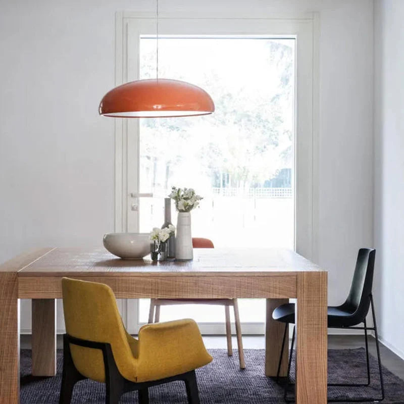 Laquen Suspension Dôme Laqué Moderne – dôme orange au-dessus d'une table près d'une fenêtre