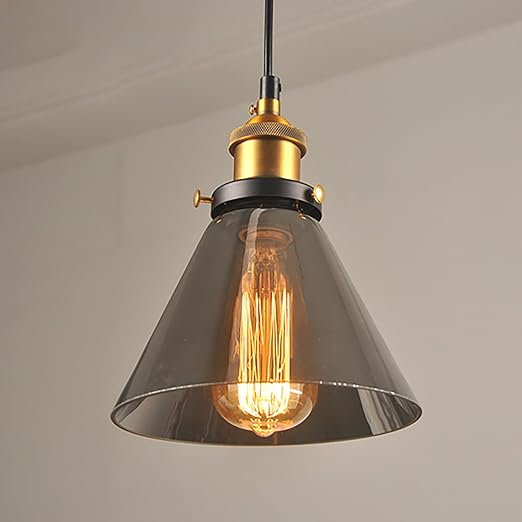 Elvane Suspension Cône en Verre, Douille Laiton – gros plan du cône en verre fumé et de l'ampoule à filament
