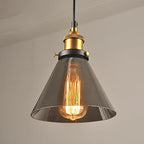 Elvane Suspension Cône en Verre, Douille Laiton – gros plan du cône en verre fumé et de l'ampoule à filament