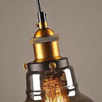 Calia Suspension Cloche en Verre, Douille Laiton – gros plan de la douille en laiton et du verre fumé