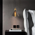 Elvane Suspension Cône en Verre, Douille Laiton – suspension près d'un mur gris et de coussins