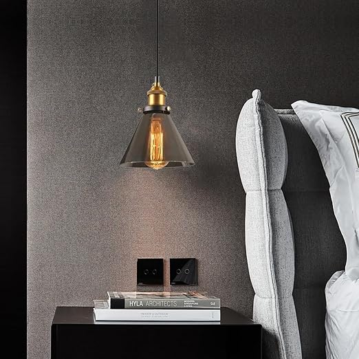 Elvane Suspension Cône en Verre, Douille Laiton – suspension près d'un mur gris et de coussins