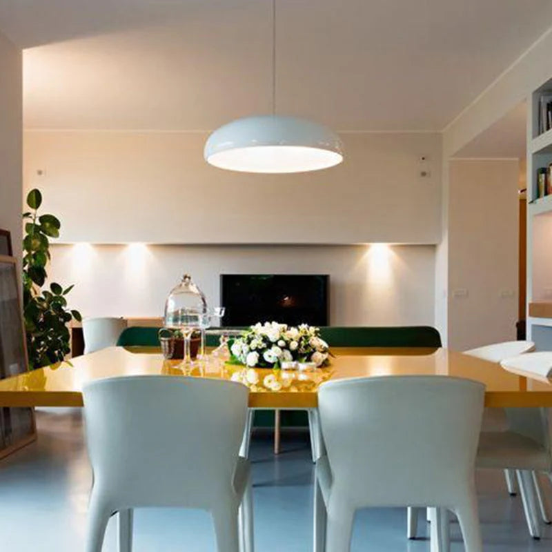 Laquen Suspension Dôme Laqué Moderne – dôme blanc au-dessus d'une table avec bouquet