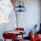 Irisa Suspension Globe en Verre Soufflé, 9 Teintes – suspension dans un restaurant au mur bleu