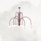 Arcadie Lustre à Bras en Arc – version bordeaux allumée sur fond clair